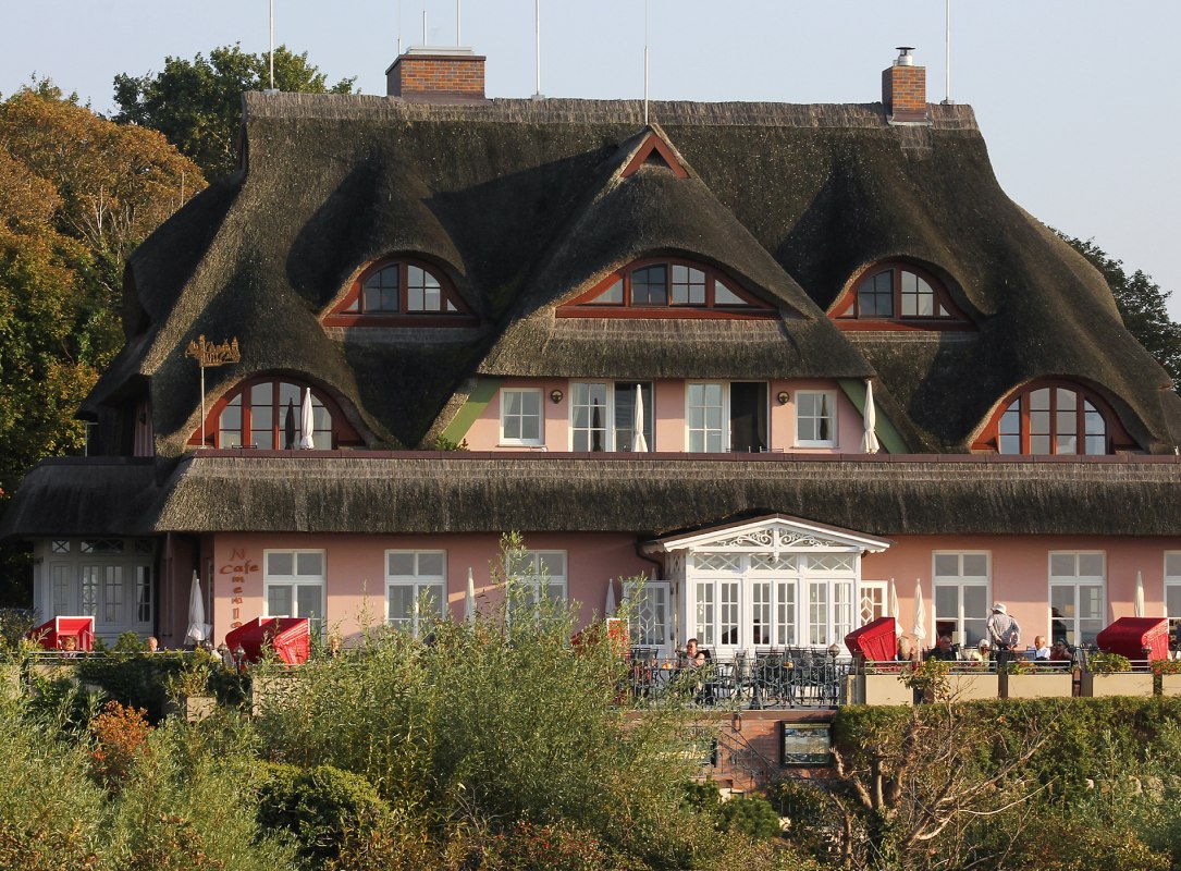 Hotel & Restaurant Namenlos, Blick vom Strandübergang // © Welfendesign, Rostock (umfassende Nutzungsrechte beim Ahrenshooper Hof vorhanden) Hotel & Restaurant Namenlos, Blick vom Strandübergang // © Welfendesign, Rostock (umfassende Nutzungsrechte beim Ahrenshooper Hof vorhanden)