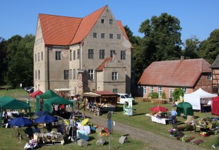 Sommermarkt in Ludwigsburg // © Archiv Förderverein Schloss- und Gutshofanlage Ludwigsburg e. V. Sommermarkt in Ludwigsburg // © Archiv Förderverein Schloss- und Gutshofanlage Ludwigsburg e. V.