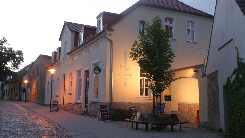 Das behutsam sanierte Herrenhaus liegt im historischen Ortskern von Feldberg // &copy; Galeo Design/Schwesinger