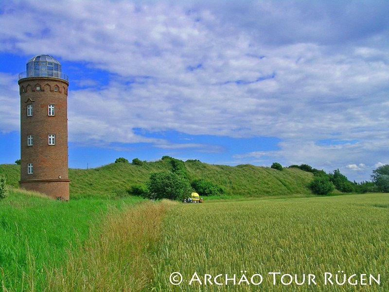 Direkt an der Steilk&uuml;ste liegen die &Uuml;berreste der ehemaligen Jaromarsburg. // &copy; Arch&auml;o Tour R&uuml;gen