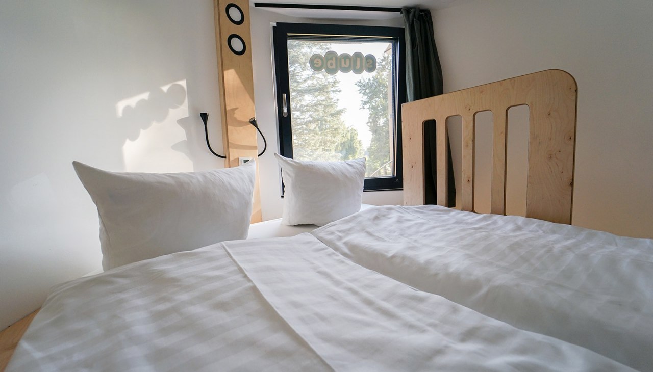 Schlafbereich im slube Hotelturm mit zwei Schlafplätzen, © slube