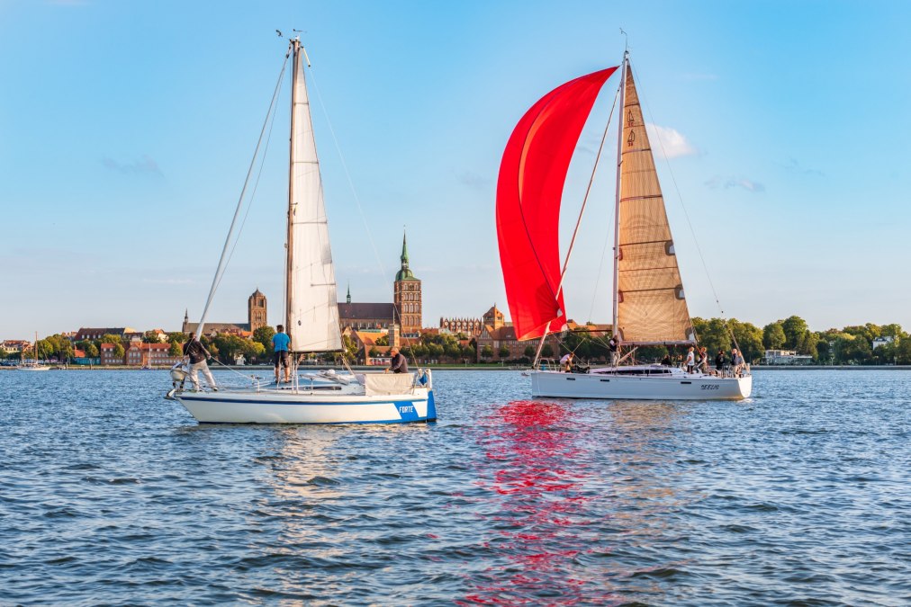 Segeln vor der Hansestadt Stralsund_17 __ Sailing in front of the Hanseatic City Stralsund_17 (1), © TMV / Tiemann Segeln vor der Hansestadt Stralsund_17 __ Sailing in front of the Hanseatic City Stralsund_17 (1), © TMV / Tiemann