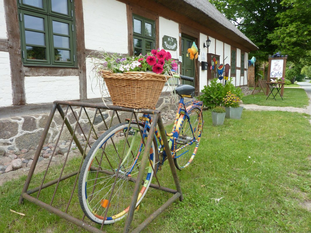 Rustplaats voor excursiegangers en galeriebezoekers. // © Förderverein der Heimat- und Kulturpflege Walkendorf Rustplaats voor excursiegangers en galeriebezoekers. // © Förderverein der Heimat- und Kulturpflege Walkendorf