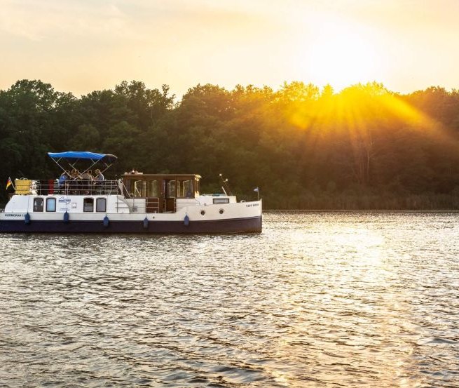 Mit dem Hausboot dem Sonnenuntergang auf der M&uuml;ritz entgegen // &copy; MV-T/G&auml;nsicke