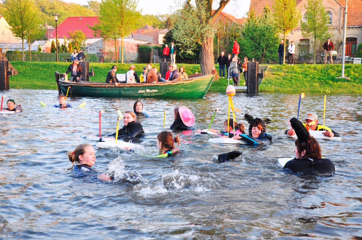 Fakkelzwemmen met Pasen op de Elde in Plau am See // &copy; Antje Bernstein
