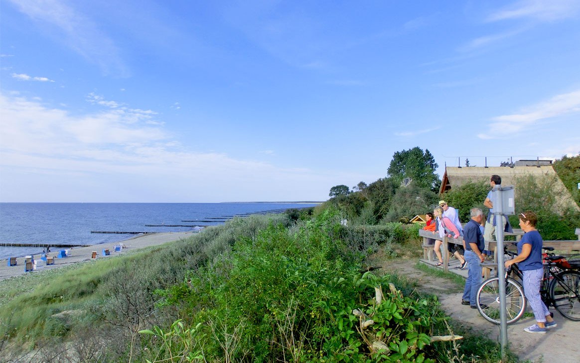 Plattform am Weg zum hohen Ufer, © Kurverwaltung Ahrenshoop · Foto Dana Schmidt Plattform am Weg zum hohen Ufer, © Kurverwaltung Ahrenshoop · Foto Dana Schmidt