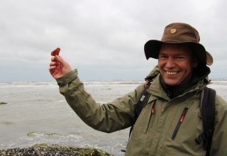 Bernsteinwanderung mit Naturführer Martin Hagemann // © Carolyne Parent Bernsteinwanderung mit Naturführer Martin Hagemann // © Carolyne Parent
