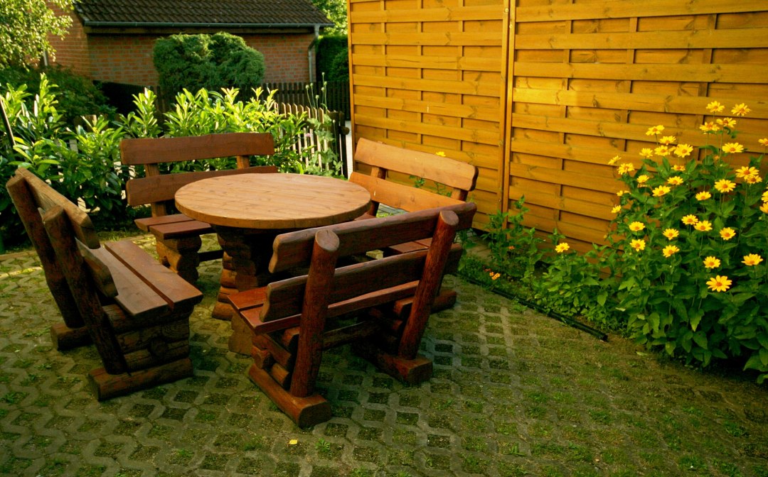 Die Grillecke befindet sich neben dem Ferienhaus, © Andreas Hollstein