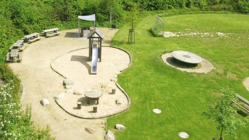 Gro&szlig;z&uuml;giges Gel&auml;nde mit Spielplatz, Beachvolleyballfeld, Tischtennis u.v.m., &copy; DJH MV / Danny Gohlke