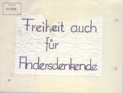 Flugblatt mit der Aufschrift "Freiheit auch f&uuml;r Andersdenkende" // &copy; Bundesarchiv/Stasi-Unterlagen-Archiv
