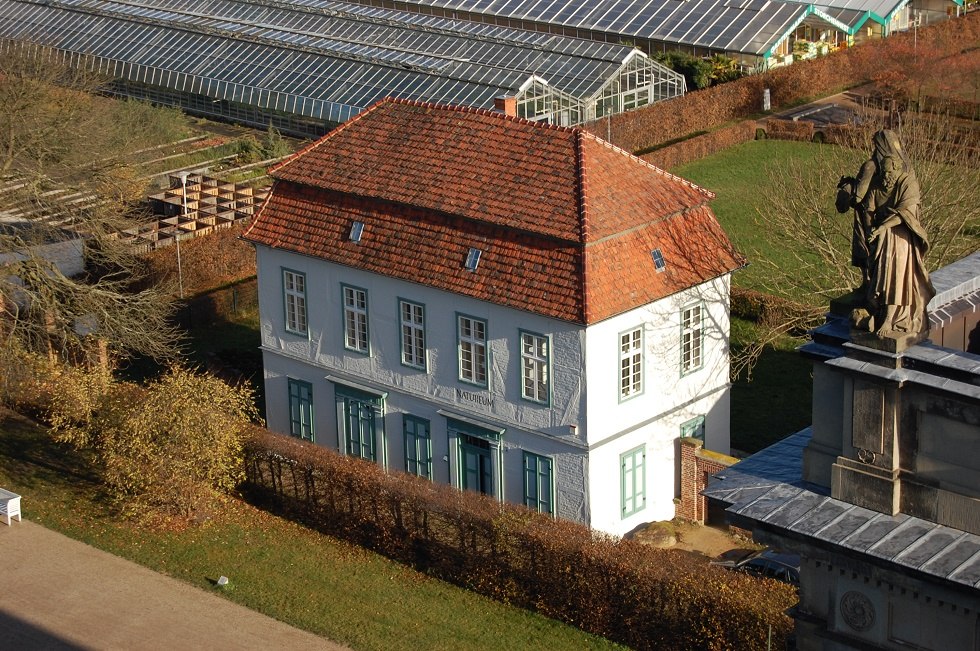 Blick vom Schloss auf das Natureum., © Naturforschende Gesellschaft Mecklenburg e.V. Blick vom Schloss auf das Natureum., © Naturforschende Gesellschaft Mecklenburg e.V.