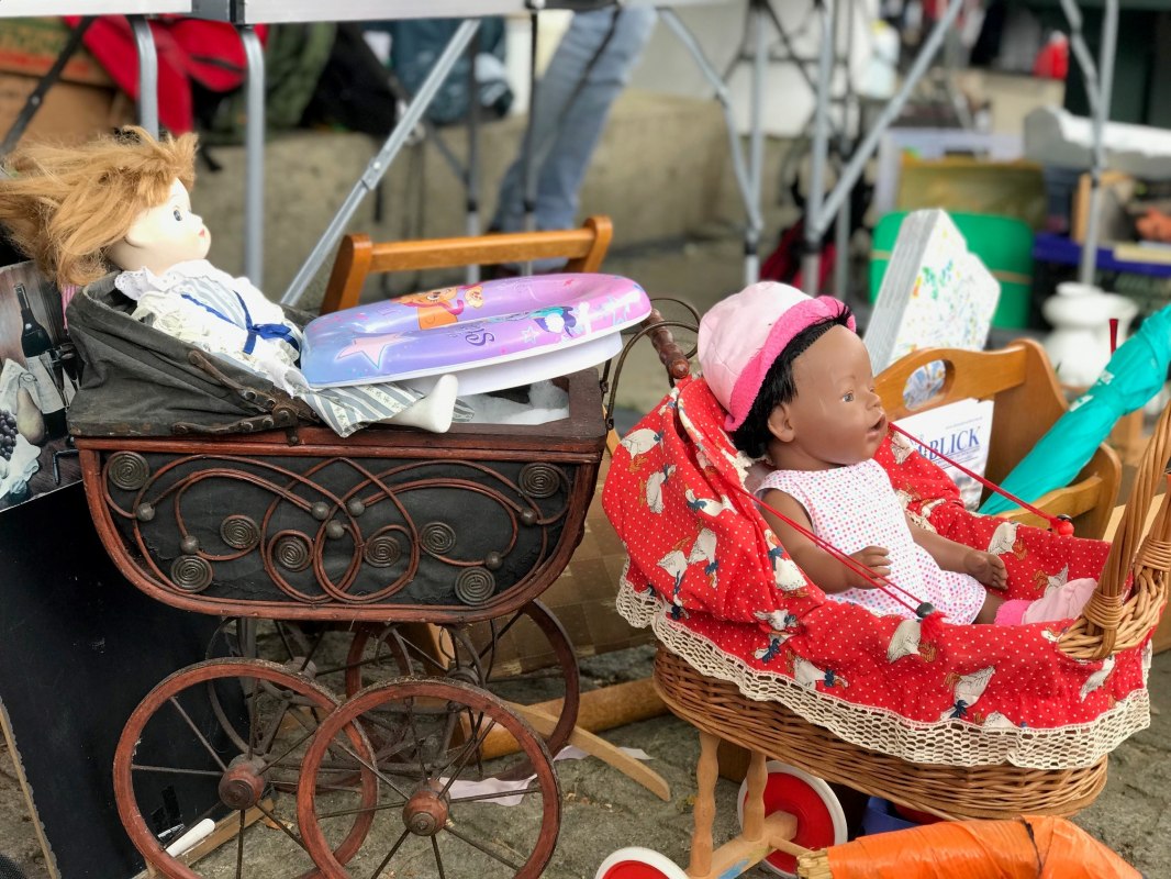 "Tussen nostalgische poppenwagens, kleine schatten en liefdevol gekoesterde vondsten laat onze rommelmarkt zien hoeveel geschiedenis er in gebruikte spullen zit - en hoe leuk het is om nieuwe dingen te ontdekken, met elkaar in gesprek te raken en samen te snuffelen." // &copy; LGE-MV