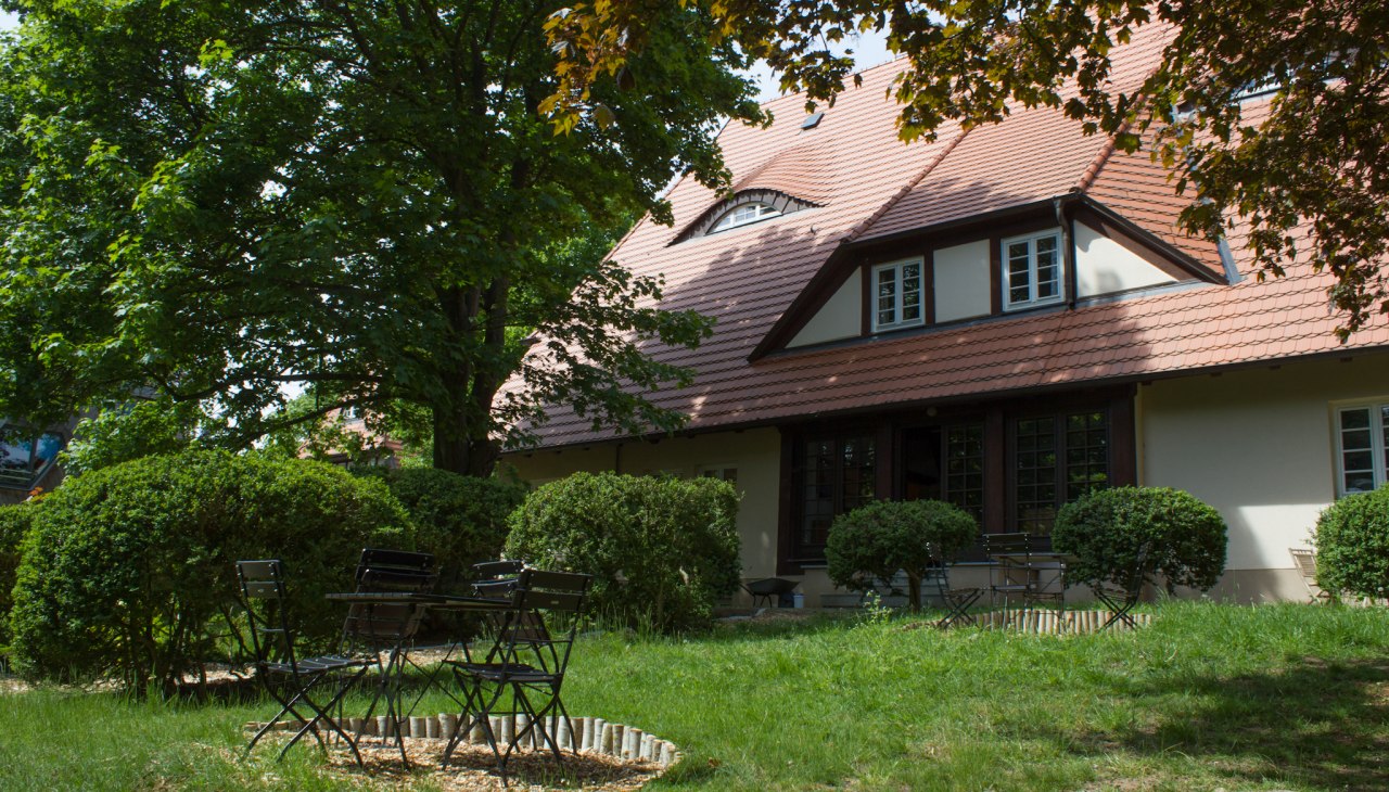 Gem&uuml;tliche Sitzpl&auml;tze &uuml;berall im Garten des Wildkr&auml;uterhofes Winkelkraut, &copy; Wildkr&auml;uterhof Winkelkraut / Antje Conrad