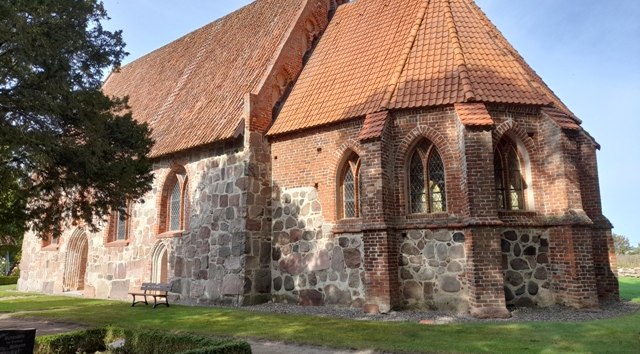 Außenansicht der Feldsteinkirche in Langenhanshagen // © Richard Engel Außenansicht der Feldsteinkirche in Langenhanshagen // © Richard Engel