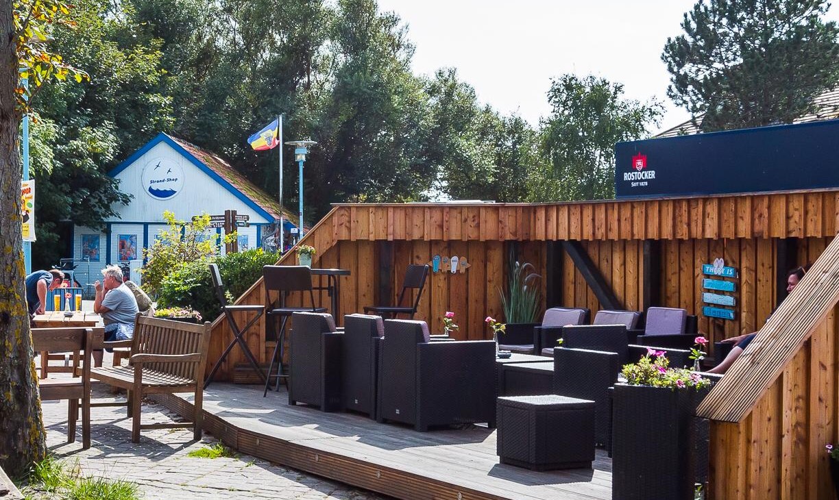 gemütliche Holzterrasse neben dem Sommerkino, © Anne Robl gemütliche Holzterrasse neben dem Sommerkino, © Anne Robl