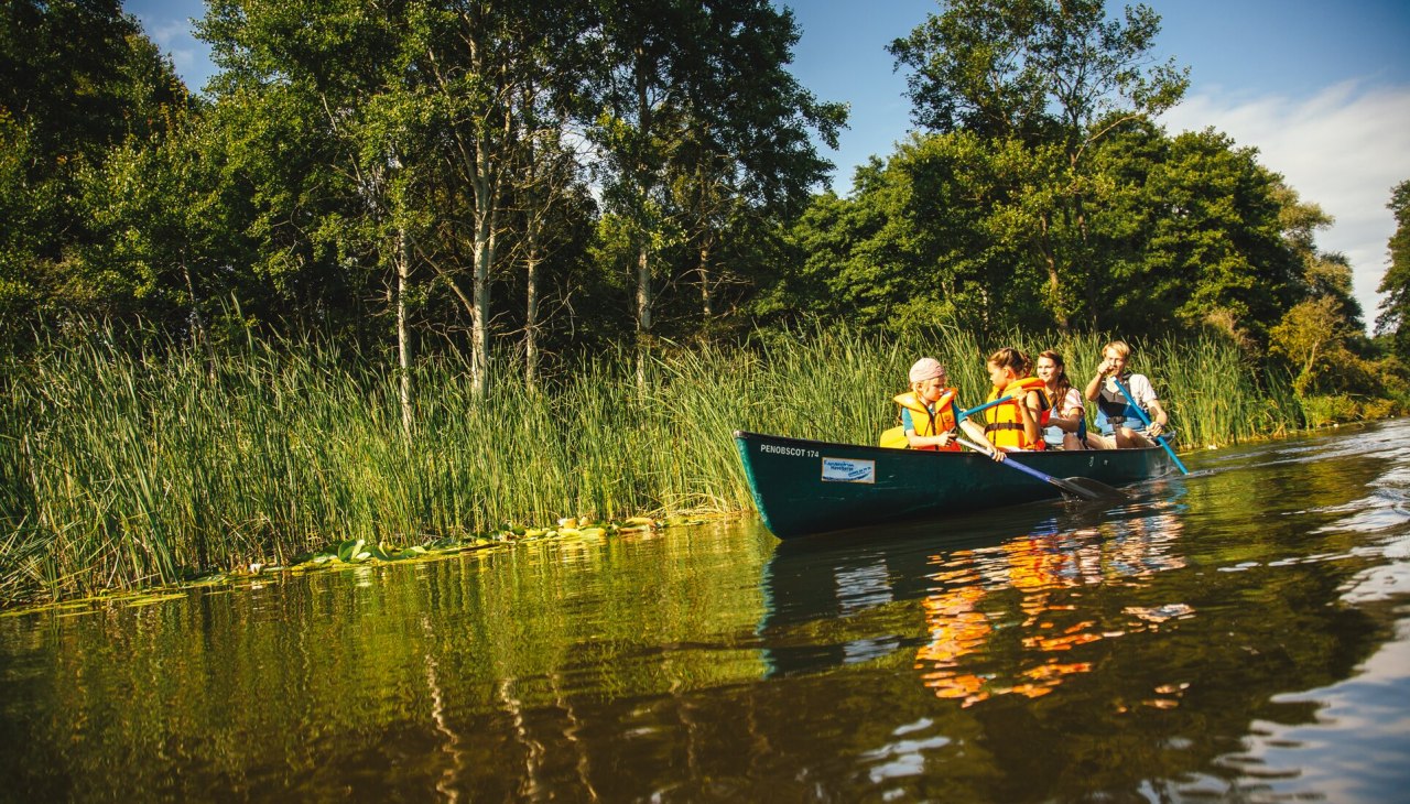 mit_dem_kanu_unterwegs_in_der_mecklenburgischen_seenplatte_1_on_tour_with_the_canoe_in_the_mecklenburg_lake_district_1, © Mecklenburgische Seenplatte mit_dem_kanu_unterwegs_in_der_mecklenburgischen_seenplatte_1_on_tour_with_the_canoe_in_the_mecklenburg_lake_district_1, © Mecklenburgische Seenplatte