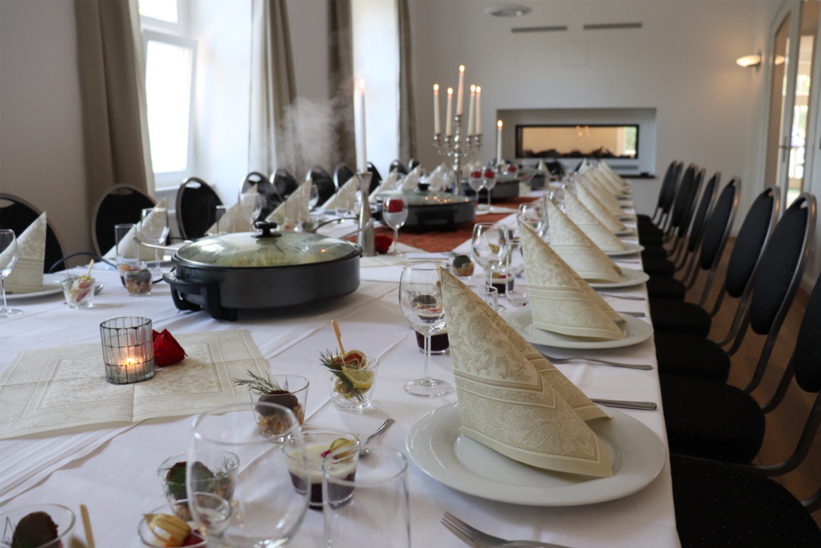 Feestelijke tafel in de open haard lounge // &copy; Schloss Hohendorf