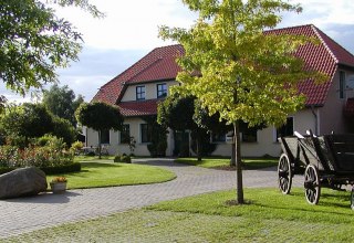 Der Hof mit Blick auf das gelbe Haupthaus // © Wittenberghof Der Hof mit Blick auf das gelbe Haupthaus // © Wittenberghof