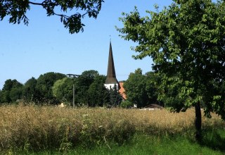 Blick auf den Turm der Groß Bisdorfer Kirche // © Sabrina Wittkopf-Schade Blick auf den Turm der Groß Bisdorfer Kirche // © Sabrina Wittkopf-Schade