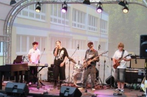 De schoolband "Pausenbrot" op het podium. // © kon.centus De schoolband "Pausenbrot" op het podium. // © kon.centus