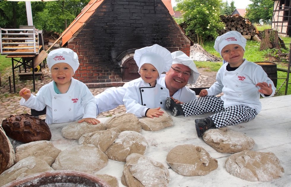 Kinder können sich als Bäcker betätigen // © Freilichtmuseum Klockenhagen Kinder können sich als Bäcker betätigen // © Freilichtmuseum Klockenhagen