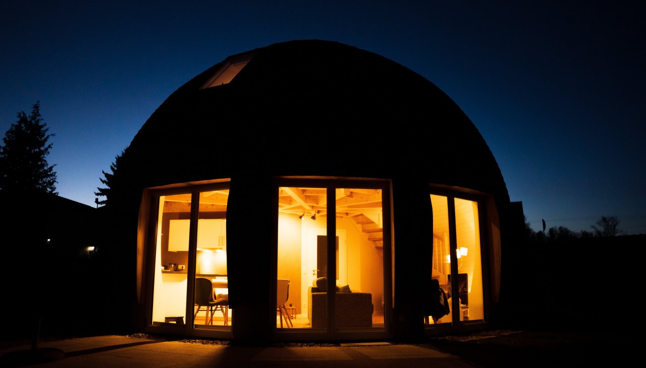 Ein Kugelhaus bei Nacht, © starringmotion.com Ein Kugelhaus bei Nacht, © starringmotion.com