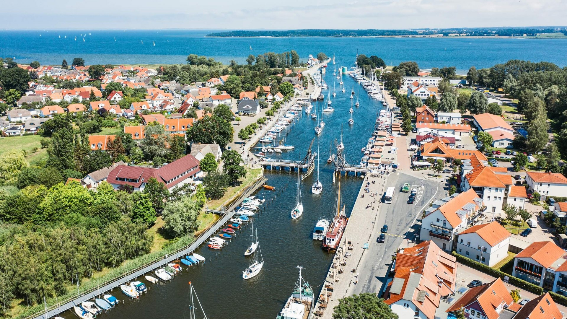 De ingang van de haven van Greifswald met de beroemde basculebrug.