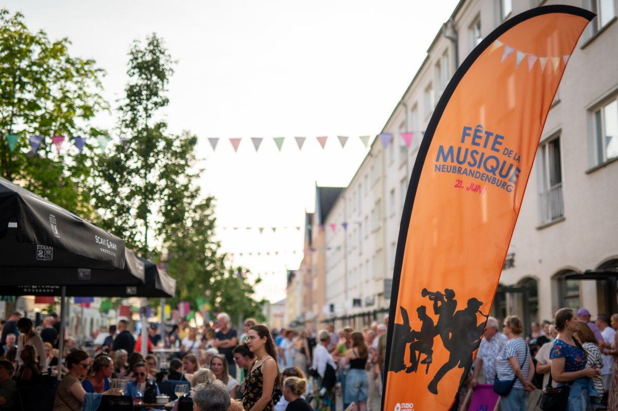 Fr&ouml;hliches Beisammensein auf der Turmstra&szlig;e w&auml;hrend der F&ecirc;te de la Musique. // &copy; Jessica Schuck