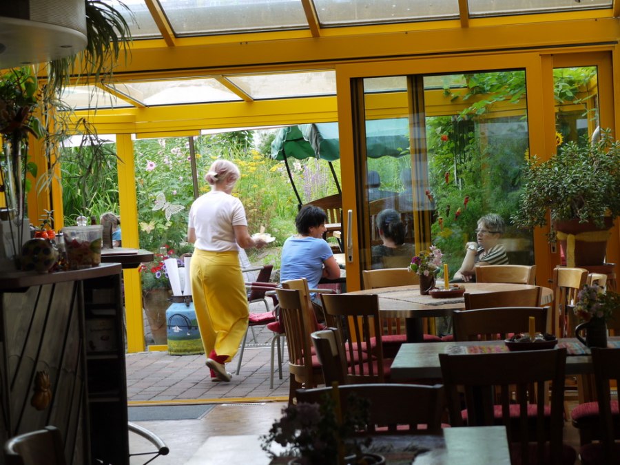 Vom Restaurant geht es durch den Wintergarten gleich in den Garten, &copy; Gerhard Mersch