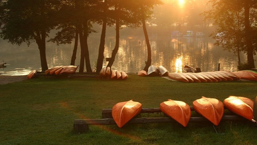 Boote in der Morgensonne - am Mirower See bricht der Tag an // © Kerstin Zegenhagen Boote in der Morgensonne - am Mirower See bricht der Tag an // © Kerstin Zegenhagen