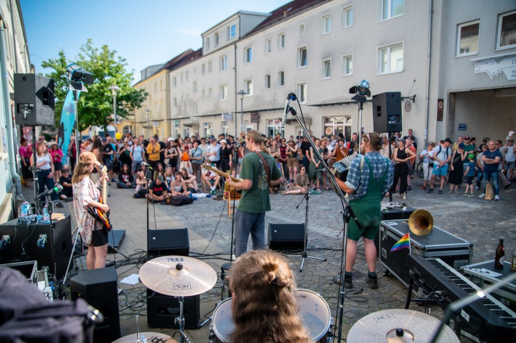 Eine Band spielt bei der Fête de la Musique 2025 auf der Bühne am Aufladen in der Wartlaustraße in der Neubrandenburger Innenstadt., © Jessica Schuck