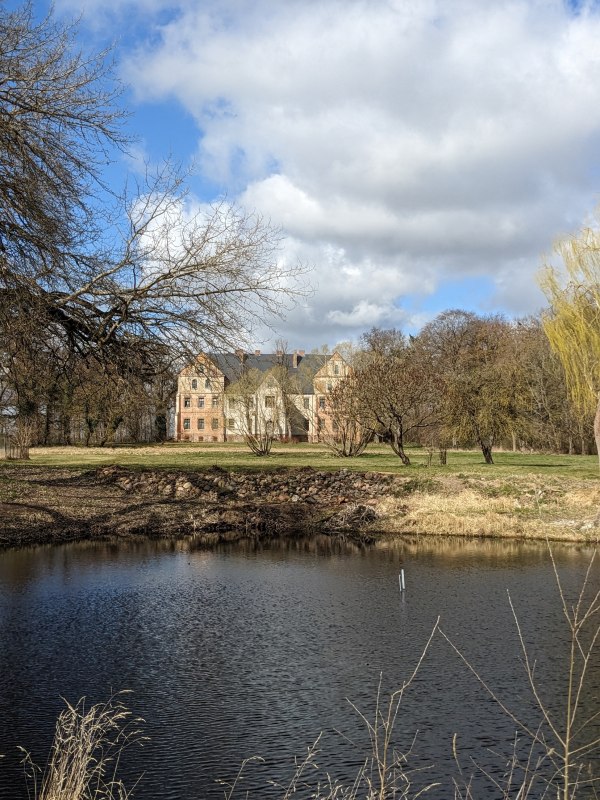 Start und Ziel befinden sich am Schloss Lüssow // © Vincent-Gregor Schulze Start und Ziel befinden sich am Schloss Lüssow // © Vincent-Gregor Schulze