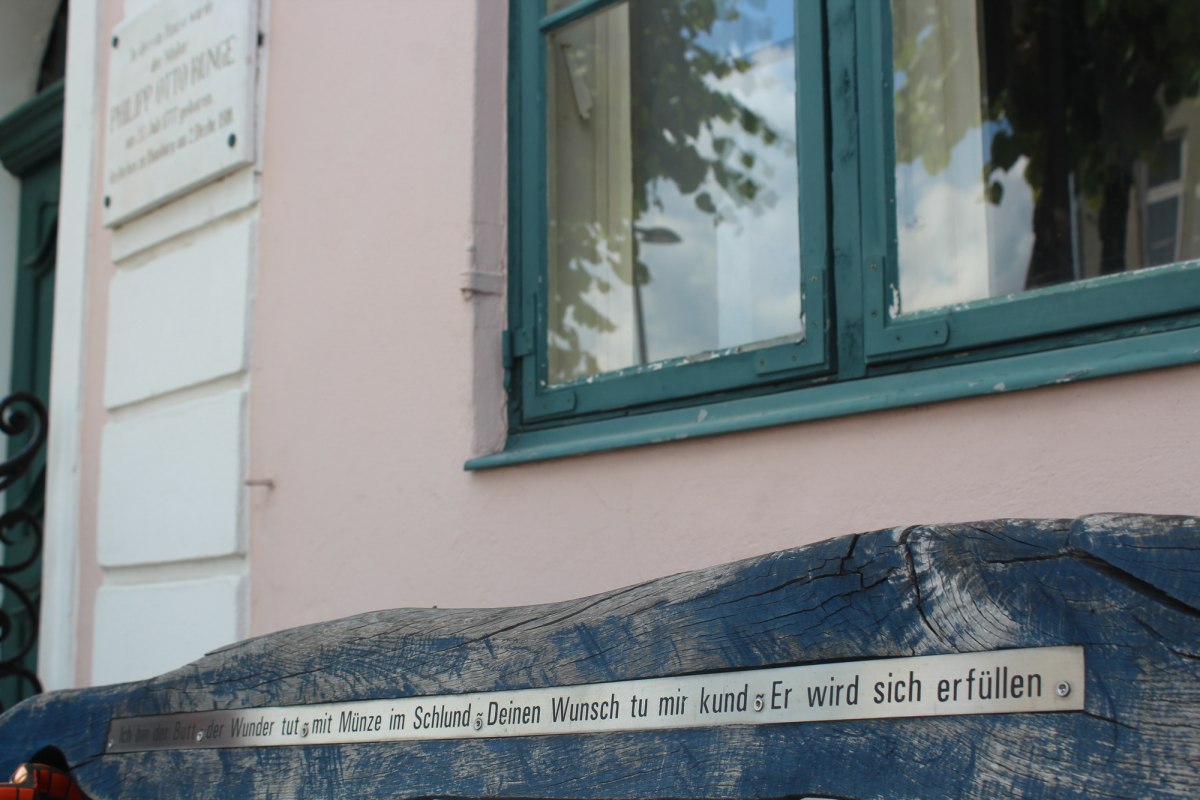 Die M&auml;rchenbank vor dem Rungehaus. Runge war der erste Dichter, der M&auml;rchen in Vorpommern aufschrieb und sie den Gebr&uuml;der Grimm zur Verf&uuml;gung stellte. // &copy; tvv-bock