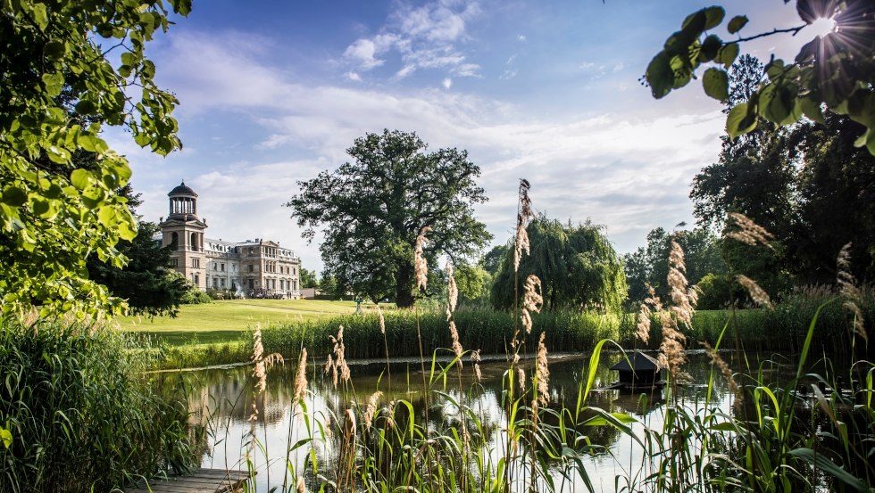 Schloss Kaarz liegt malerisch leicht erh&ouml;ht neben dem Fluss, &copy; MV-T/von Stengel