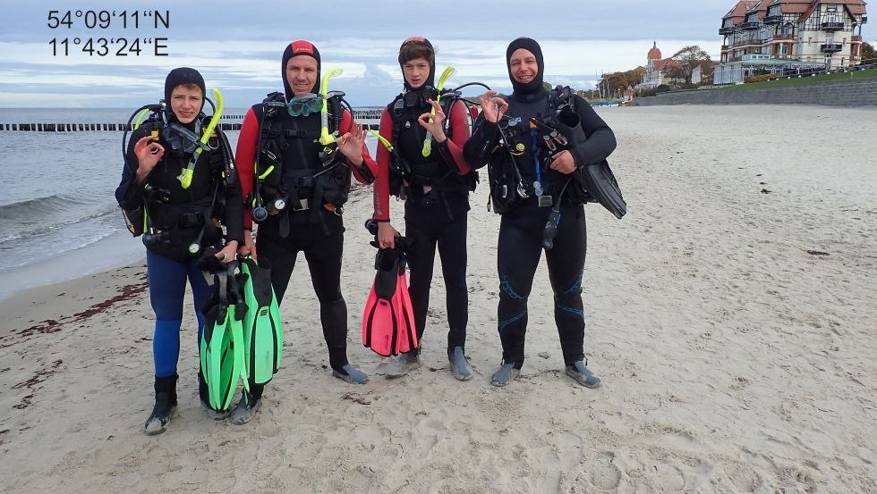 Tauchschüler zum Schnuppertauchen am Ostseestrand von Kühlungsborn // © Tauchbasis Baltic Tauchschüler zum Schnuppertauchen am Ostseestrand von Kühlungsborn // © Tauchbasis Baltic