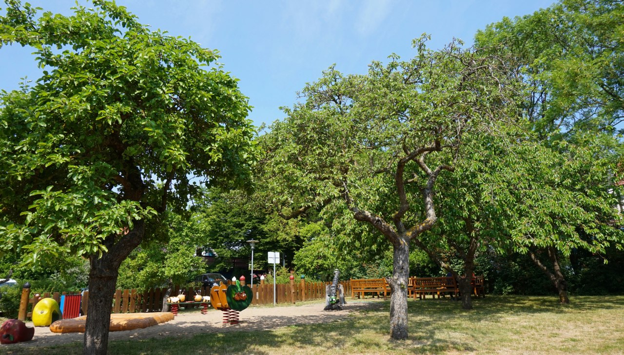 Obstgarten mit Spielplatz hinter dem Haus des Gastes, &copy; Cindy Wohlrab / KVW Wustrow