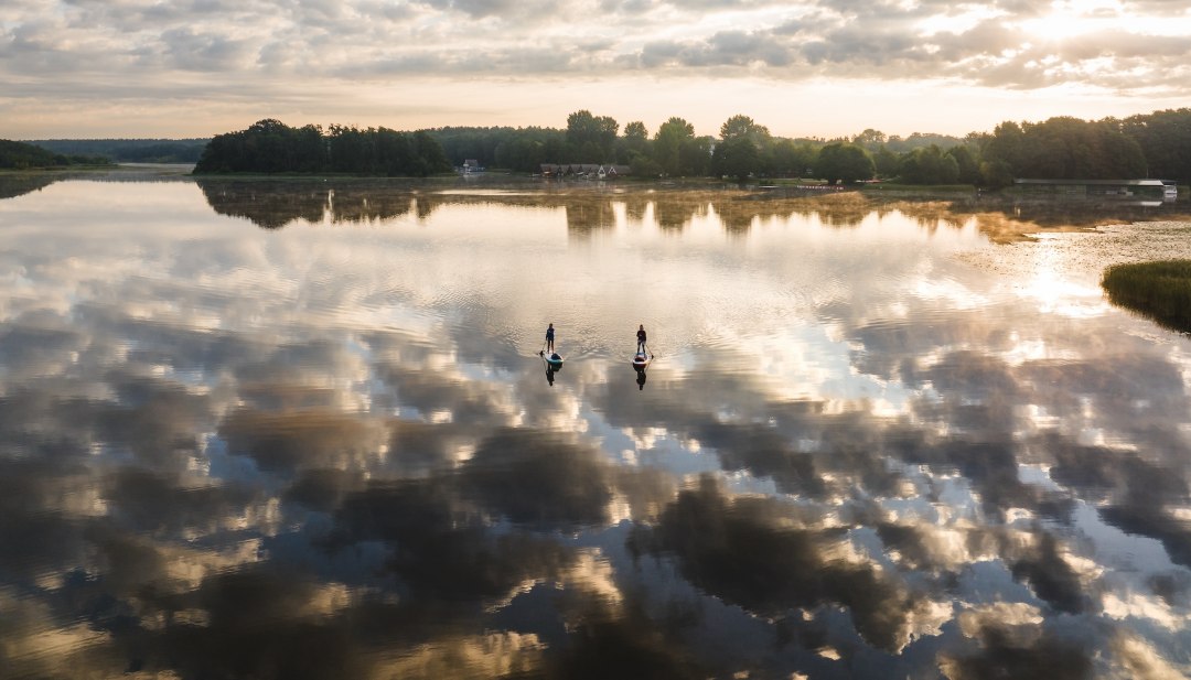 Morgendlicher Nebel &uuml;ber dem Granzower M&ouml;schen: Die Mecklenburgische Seenplatte im Sp&auml;tsommer ist der perfekte Ort zum Krafttanken &ndash; zum Beispiel beim Wasserwandern mit dem SUP. , &copy; TMV/Gross