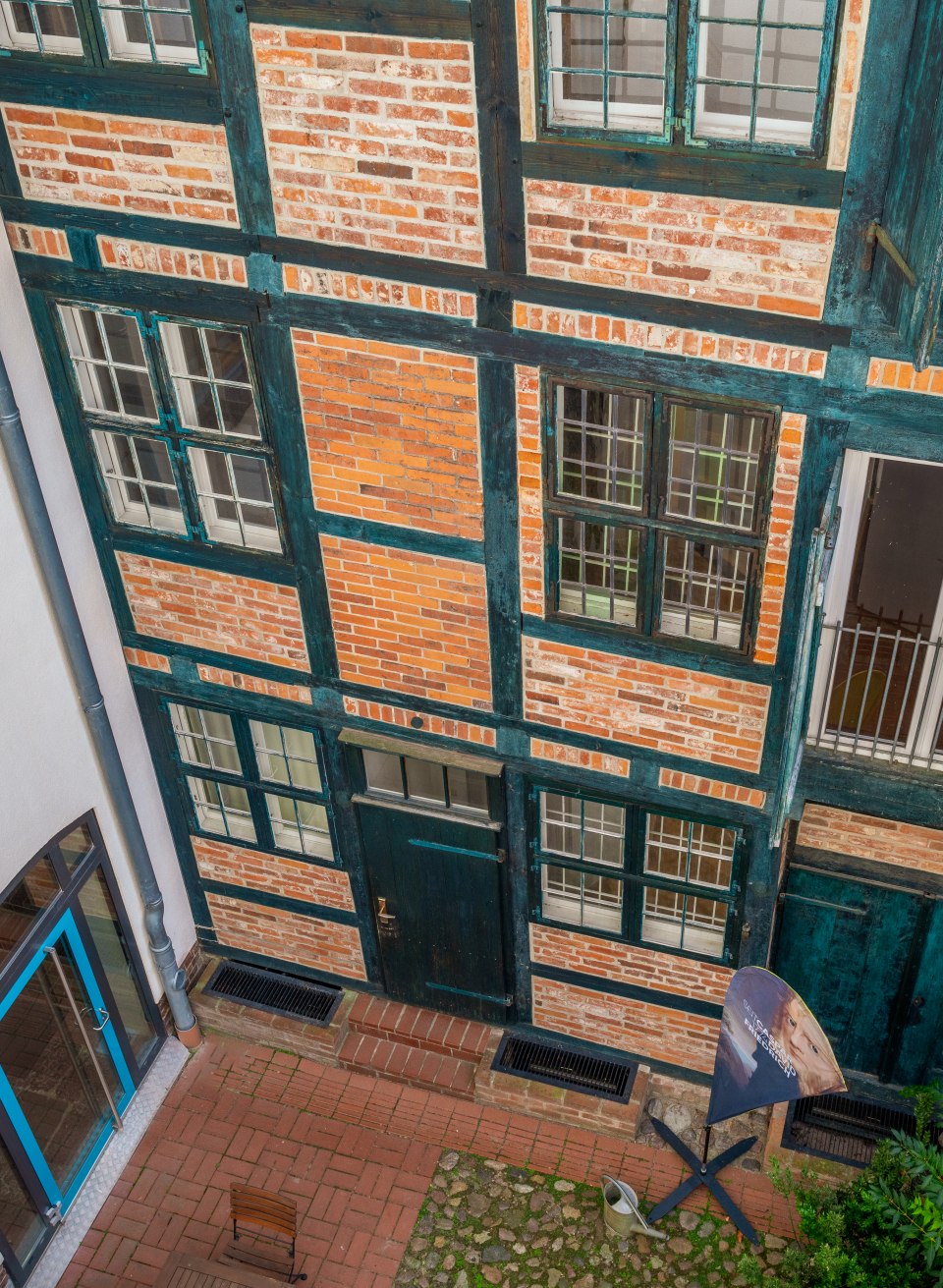 Der Innenhof des Wohnhauses von Familie Friedrich in Greifswald mit Blick auf die Eingangstür des Fachwerkhauses. // Der Innenhof des Wohnhauses von Familie Friedrich in Greifswald // © MV-T/Tiemann Der Innenhof des Wohnhauses von Familie Friedrich in Greifswald mit Blick auf die Eingangstür des Fachwerkhauses.