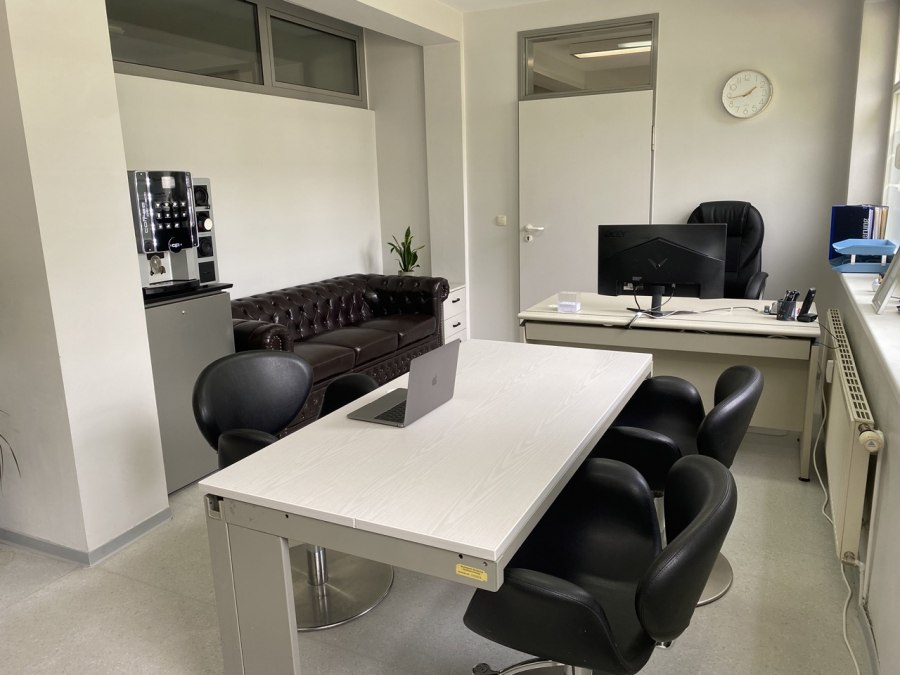 Arbeitsbereich mit flexiblen Arbeitsplätzen, bequemer Couch, Kaffeemaschine und Whiteboard., © SG GmbH