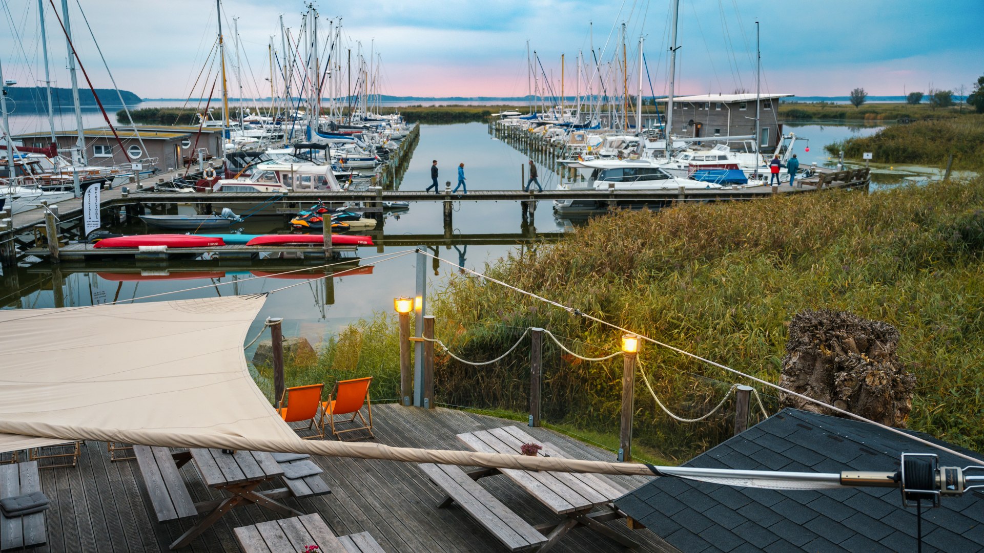 Die Hafenterrasse vom Naturhafen Krummin // Auf der Hafenterrasse lässt es sich mit Blick auf die Marina gut relaxen. Und genießen! // © MV-T/Tiemann Die Hafenterrasse vom Naturhafen Krummin