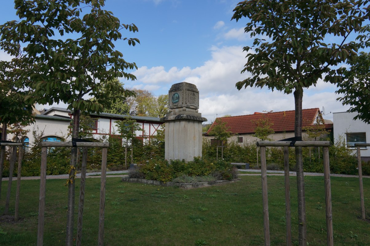 Bl&uuml;cherdenkmal in Laage // &copy; MPL