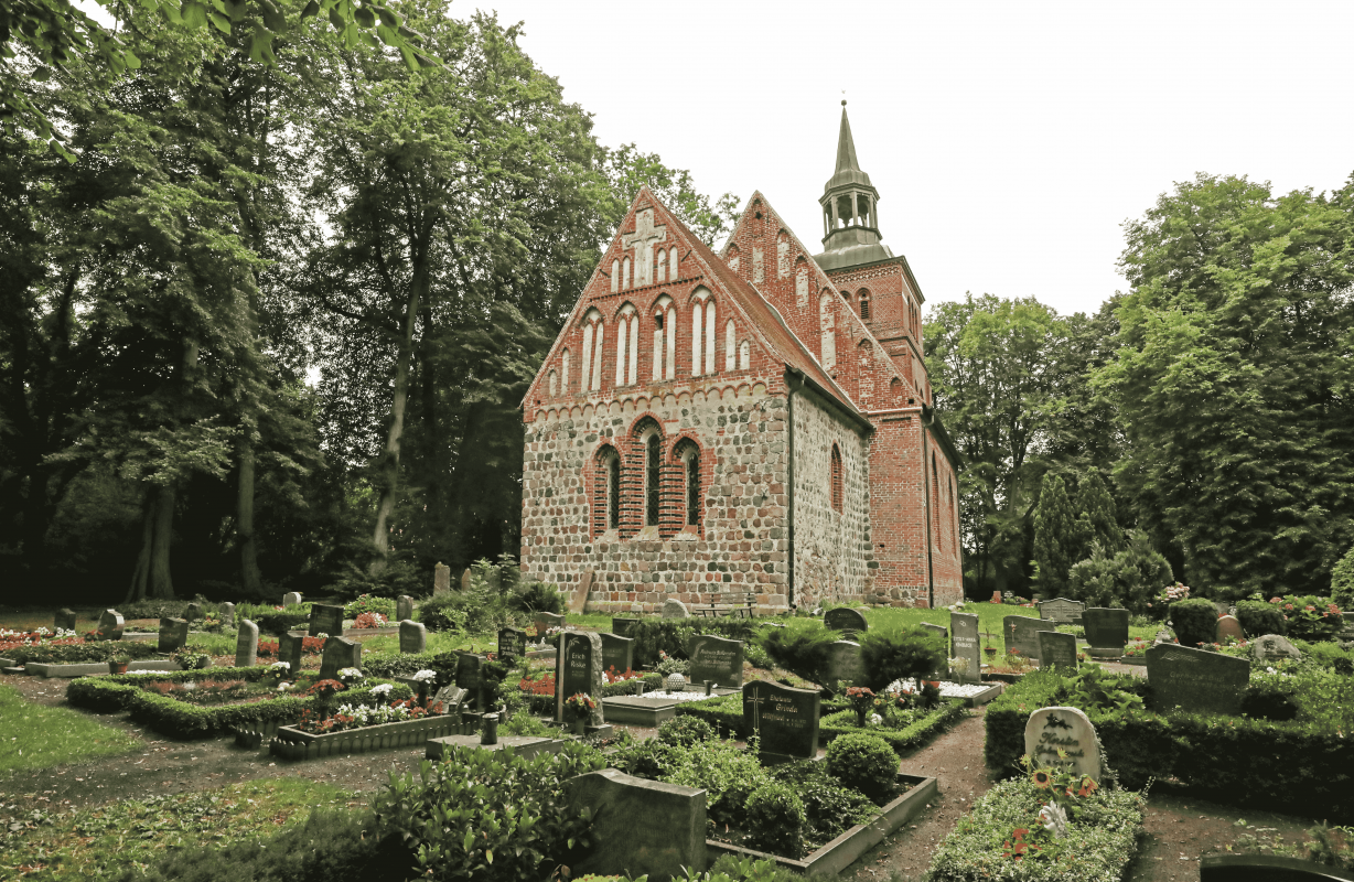 Friedhof vor der Kirche // © MV-T/Gohlke Friedhof vor der Kirche // © MV-T/Gohlke