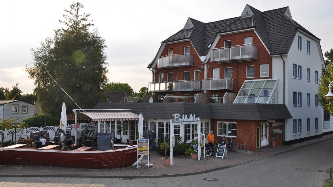 Blick vom Deich auf das Boddenhus, © TMV Blick vom Deich auf das Boddenhus, © TMV