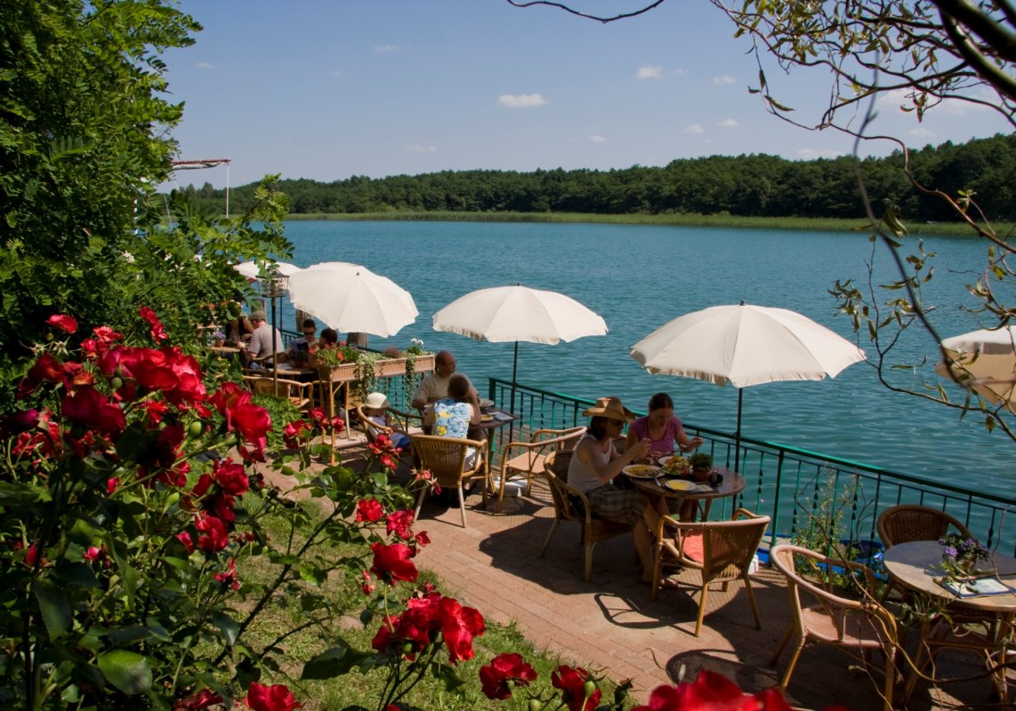Uitzicht op het water vanaf het terras aan het meer // © Altes Zollhaus Uitzicht op het water vanaf het terras aan het meer // © Altes Zollhaus