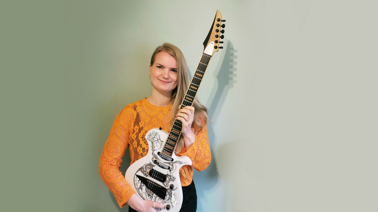 Nora mit der bemalten Gitarre "Faces" // © Nora Gauger Nora mit der bemalten Gitarre "Faces" // © Nora Gauger