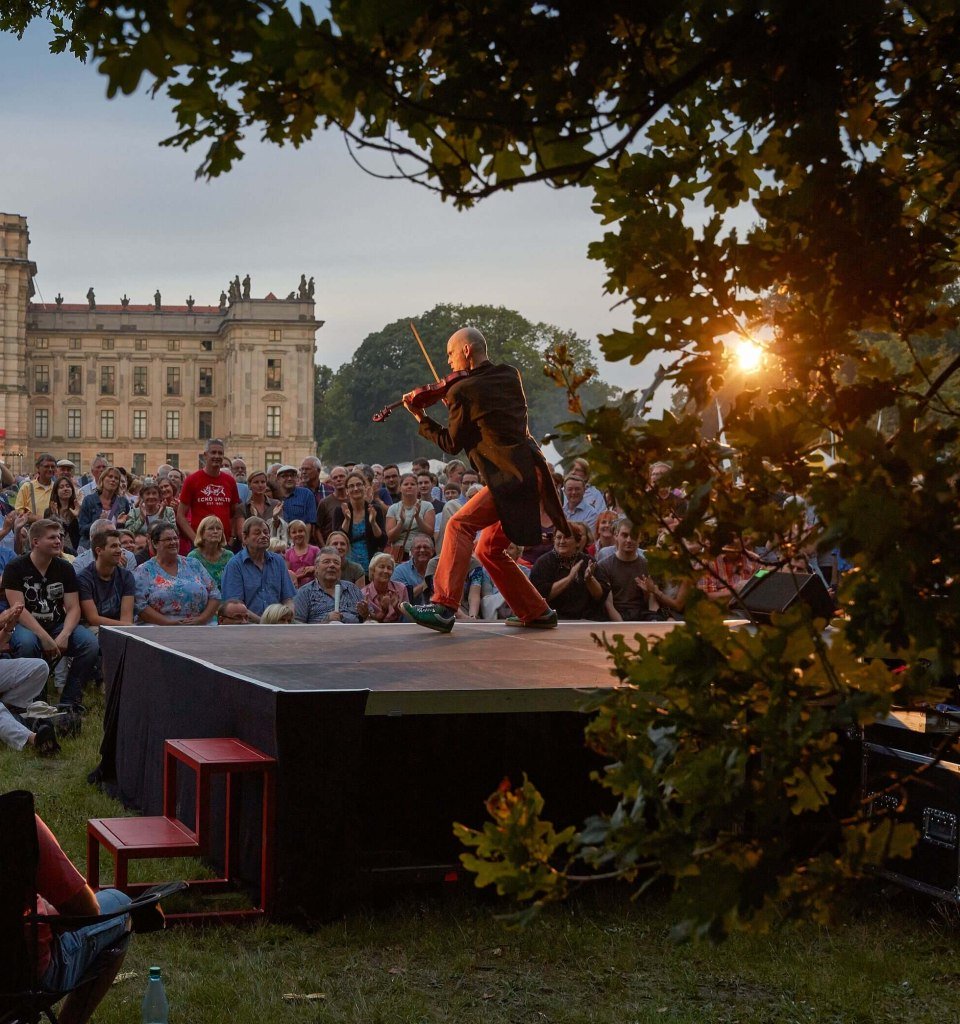 Der barocke Schlosspark von Ludwigslust ist seit 1995 jedes Jahr im August der Hauptdarsteller, wenn auf über 20 Bühnen internationale Künstler zu erleben sind. Mit Artistik und Akrobatik, Comedy und Clownerie, Masken und Marionetten, Puppenspiel und Pantomime unterhalten und verzaubern sie das Publikum. , © TMV/Grundner