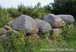 das am nördlichen Rand einer Kiesgrube gelegene Großsteingrab Nipmerow // © Archäo Tour Rügen das am nördlichen Rand einer Kiesgrube gelegene Großsteingrab Nipmerow // © Archäo Tour Rügen