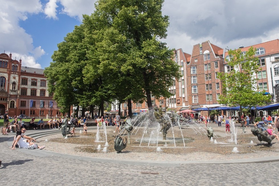 "Brunnen der Lebensfreude" frontal mit Menschen // &copy; Frank Burger