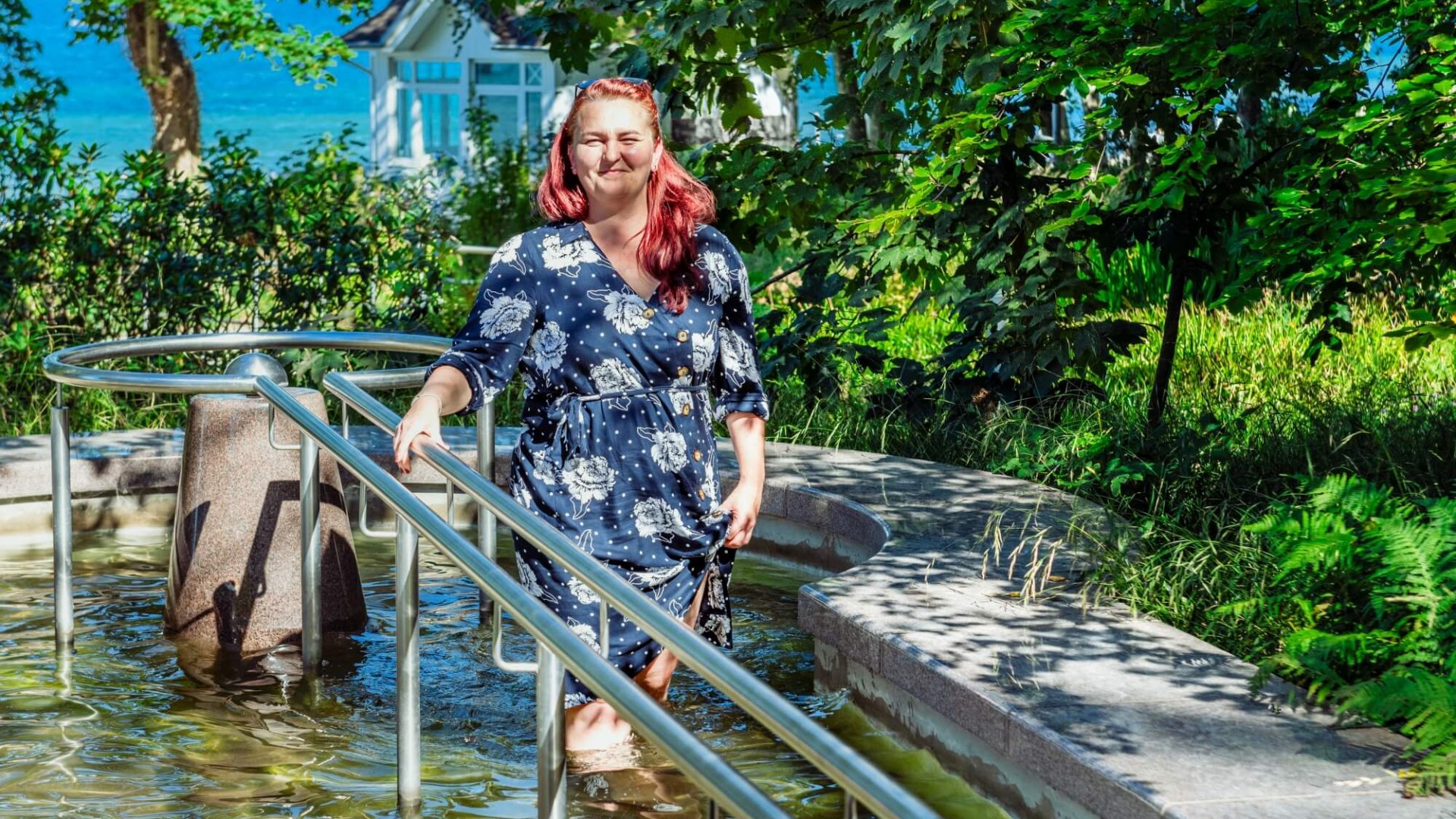 Im Kneippbecken von G&ouml;hren ist eine Frau am Wassertreten mit Ostseeblick.
