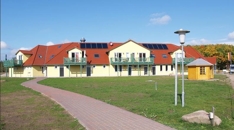 Mehrzweckgeb&auml;ude mit Rezeption, Restaurant, Sanit&auml;r und FeWo&acute;s im OG // &copy; Campingpark Kamerun